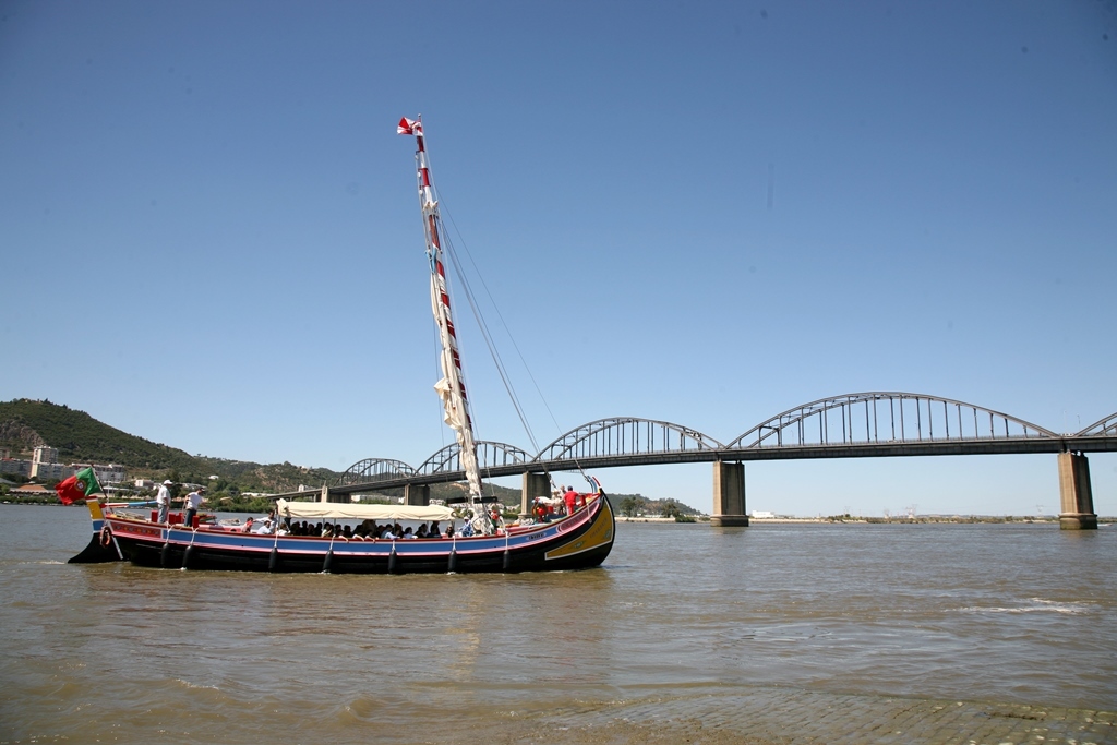 Barco Varino Liberdade recolhido no estaleiro para intervenção de fundo