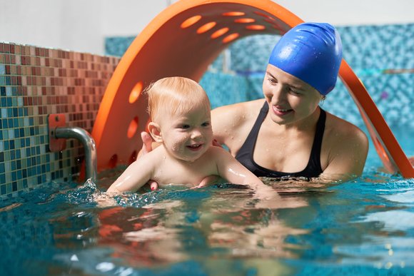 mother_with_baby_in_swimming_pool_training_2025_01_16_23_58_43_utc_min