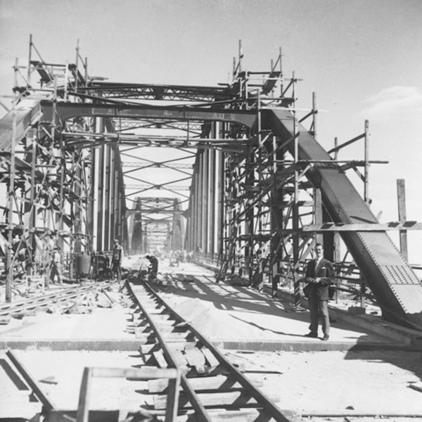 Construção da ponte Marechal Carmona (1950)