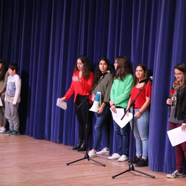 Interpretação do Dia da Liberdade por alunos dos Agrupamentos de Escolas Pedro Jacques de Magalhã...