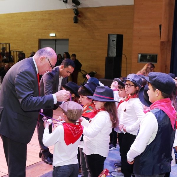 Grupo Coral “Unidos do Baixo Alentejo” e de alunos da Escola EB1 de Arcena