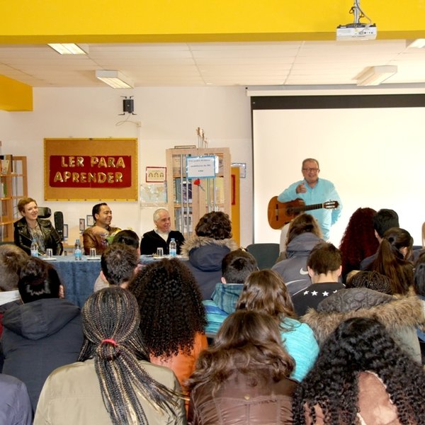 Encontro de jovens para “Conversas de Abril com Carlos Alberto Moniz”, na Escola EB 1, 2, 3 do Bo...