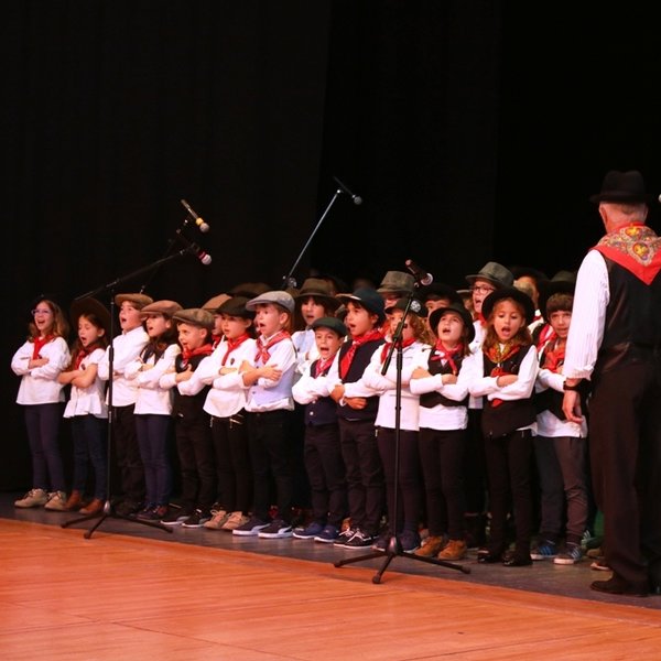 Grupo Coral “Unidos do Baixo Alentejo” e de alunos da Escola EB1 de Arcena