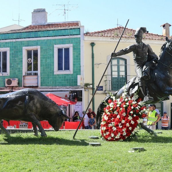 Concentração de Campinos / Deposição de coroa de flores no Monumento ao Campino