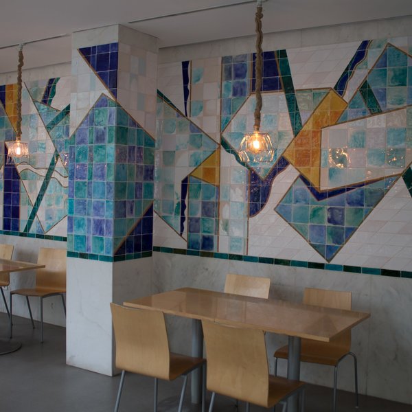 Painel de azulejos da autoria de Querubim Lapa, na cafetaria do MNR