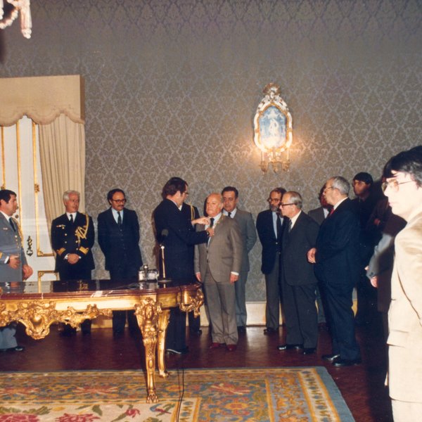 Manuel da Fonseca recebendo do Presidente da República Ramalho Eanes a comenda da Ordem de Sant'I...