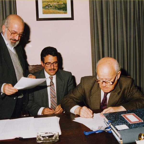 Manuel da Fonseca assinando o contrato de doação do seu espólio na presença do Presidente da Câma...