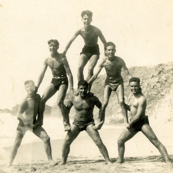 Arquimedes com amigos na praia da Ericeira, por Sebastião Goes, fotógrafo. Ericeira, cerca de 1939
