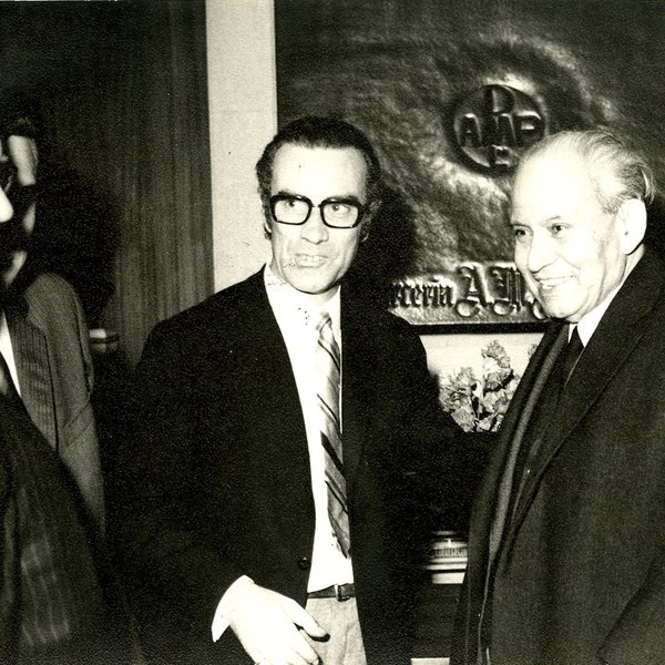 Mário Braga com Ferreira de Castro e o proprietário da Parceria A.M.Pereira, no lançamento da 2ª ...