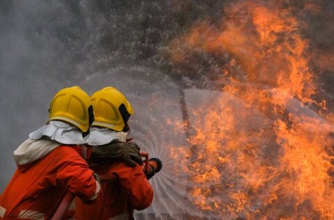bombeiro_esta_usando_agua_na_operacao_de_combate_a_incendio_42044_4146