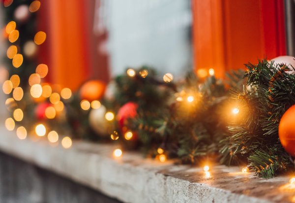 christmas_winter_decorations_on_the_window_2023_11_27_05_29_07_utc_min