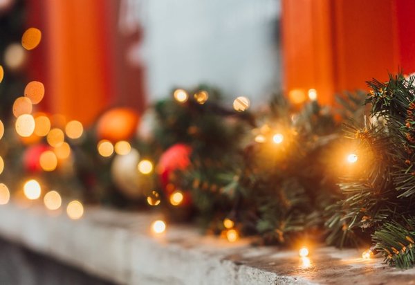 christmas_winter_decorations_on_the_window_2023_11_27_05_29_07_utc_min_1_1024_586