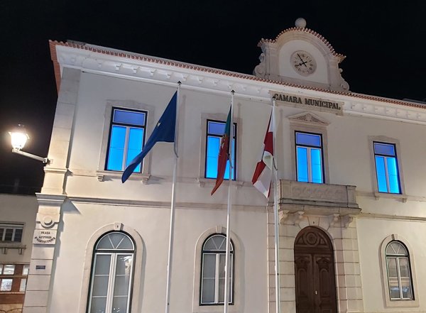 pacos_do_concelho_iluminado_de_azul