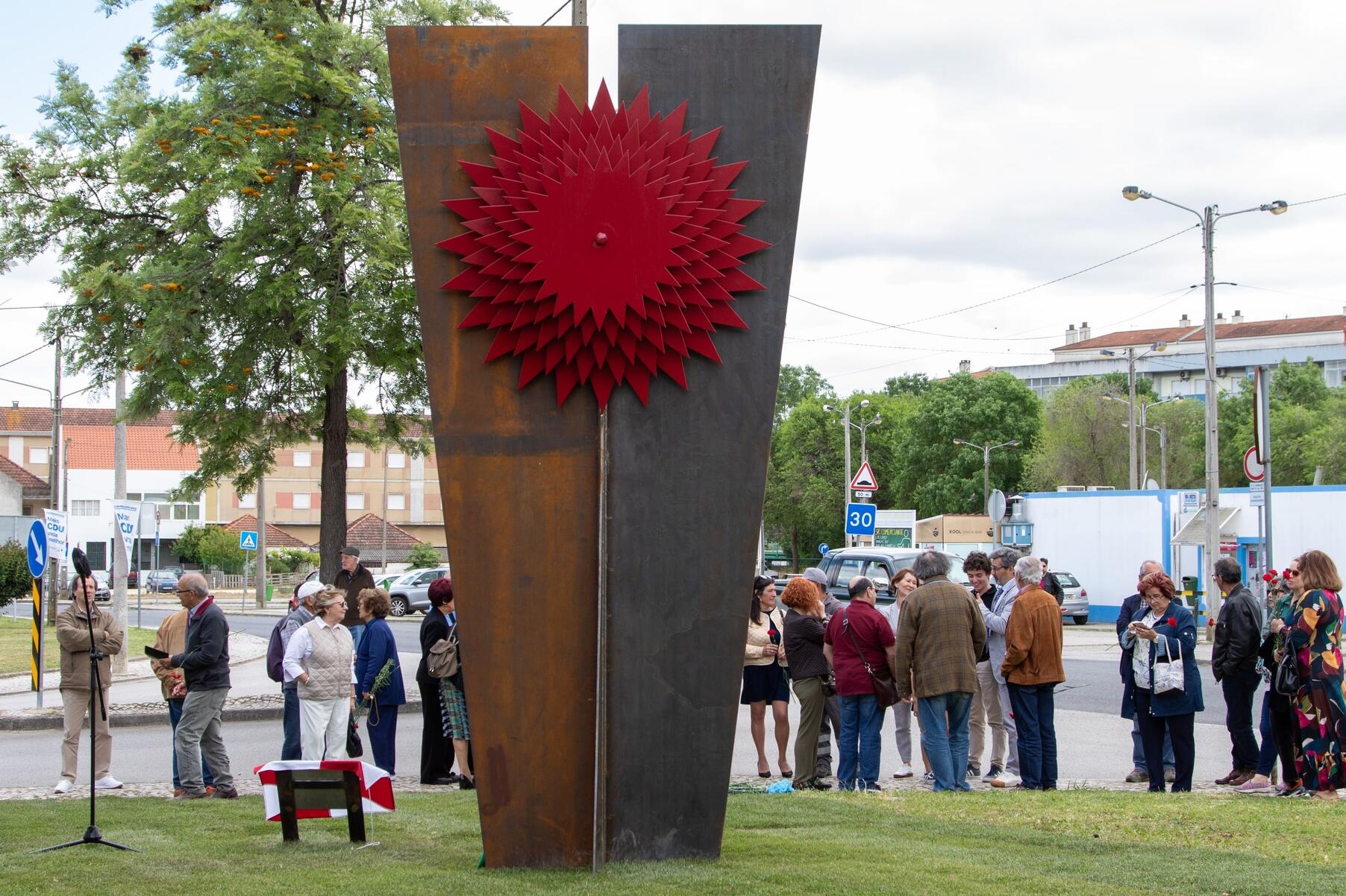 escultura_comemorativa_50_anos_25_de_abril___ap_6440_min