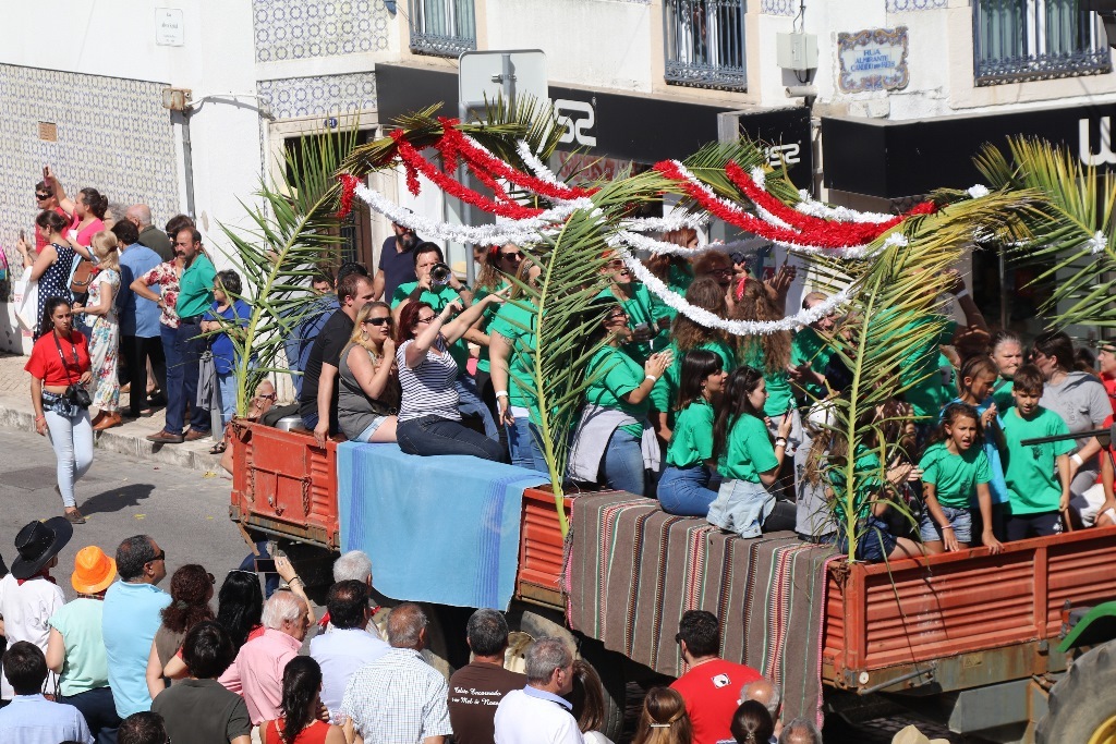Desfile de campinos, cavaleiros e amazonas pelas ruas da cidade / desfile de tertúlias