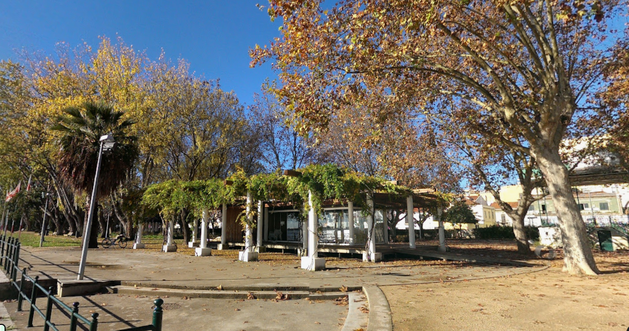 Cafetaria com Esplanada do Jardim Municipal Constantino Palha, sita em Vila Franca de Xira