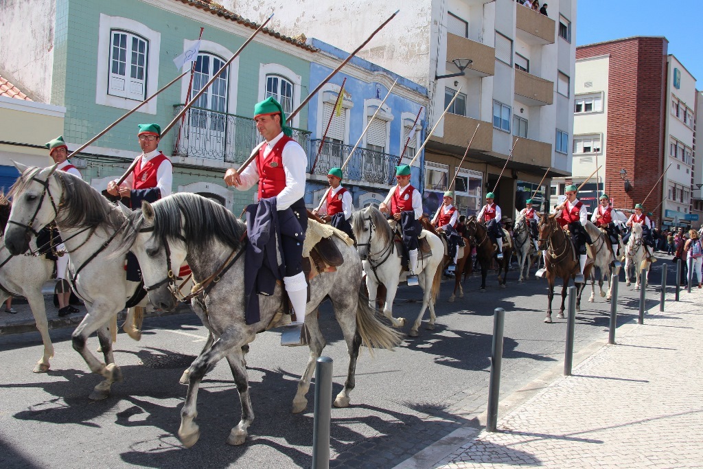 Desfile de campinos, cavaleiros e amazonas pelas ruas da cidade / desfile de tertúlias