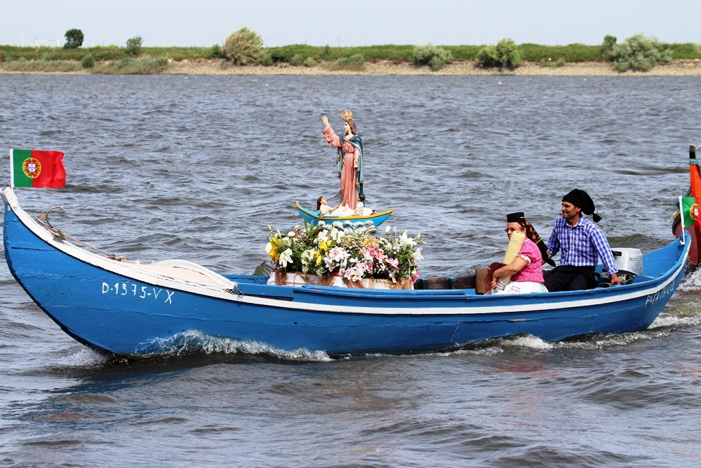 Cruzeiro Religioso e Cultural visita comunidades ribeirinhas  e aldeias Avieiras ao longo do rio ...