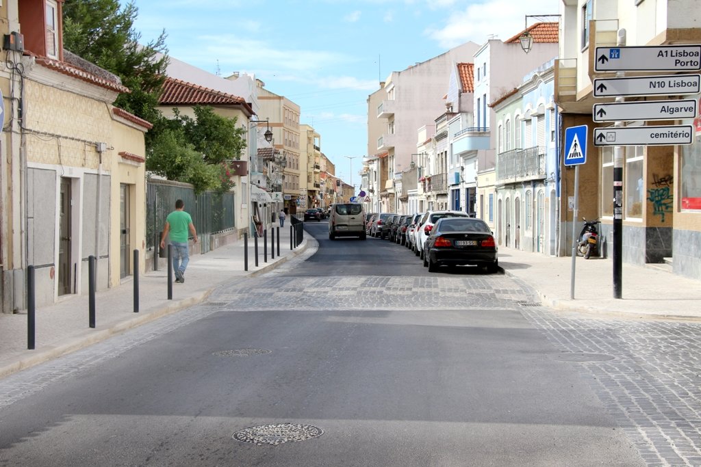 Câmara Municipal assegura recargas de pavimentos e a limpeza de linhas de água em todo o territór...