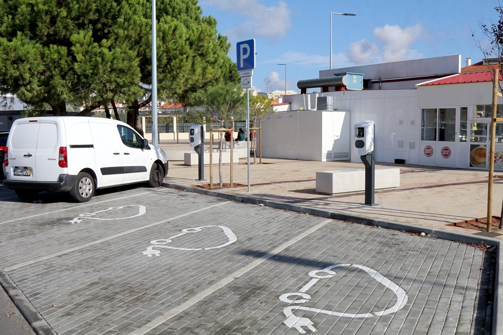 Já estão em funcionamento os postos de carregamento elétrico de veículos no Interface Rodoferrovi...