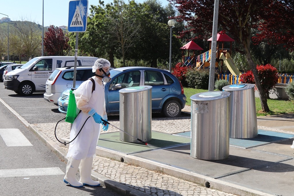 Trabalhos de desinfeção e limpeza do espaço público intensificados no Concelho
