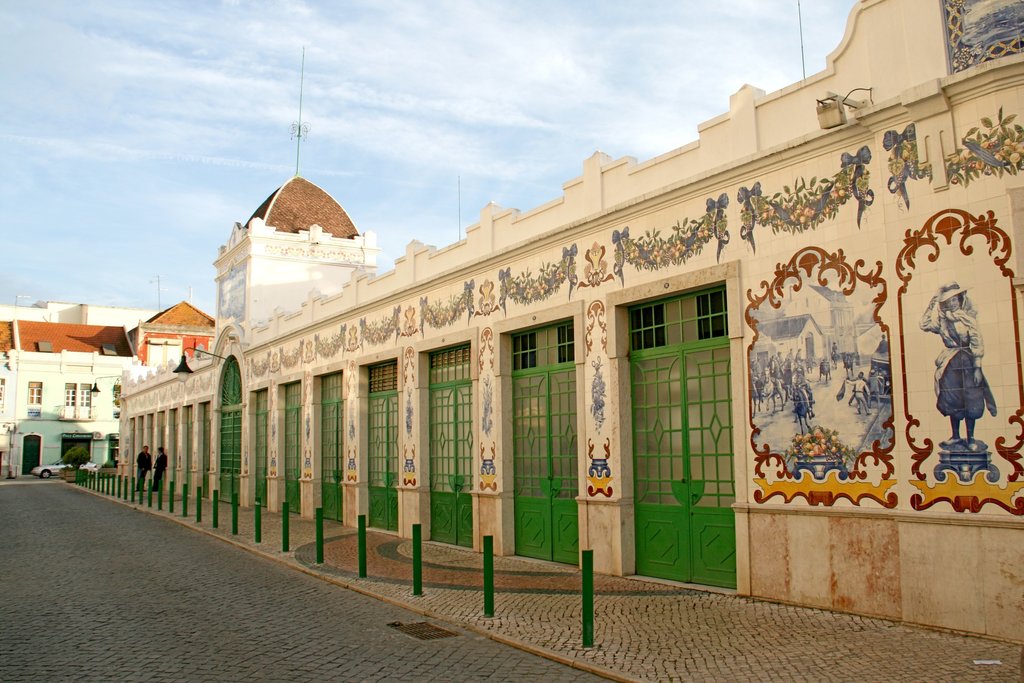 Isenção de taxas e rendas para os comerciantes instalados nos estabelecimentos municipais em Vila...