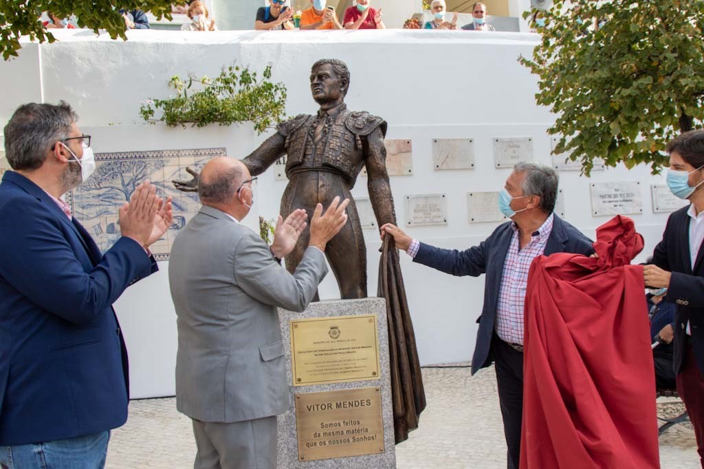 Emoção marca inauguração da escultura de homenagem a Víctor Mendes