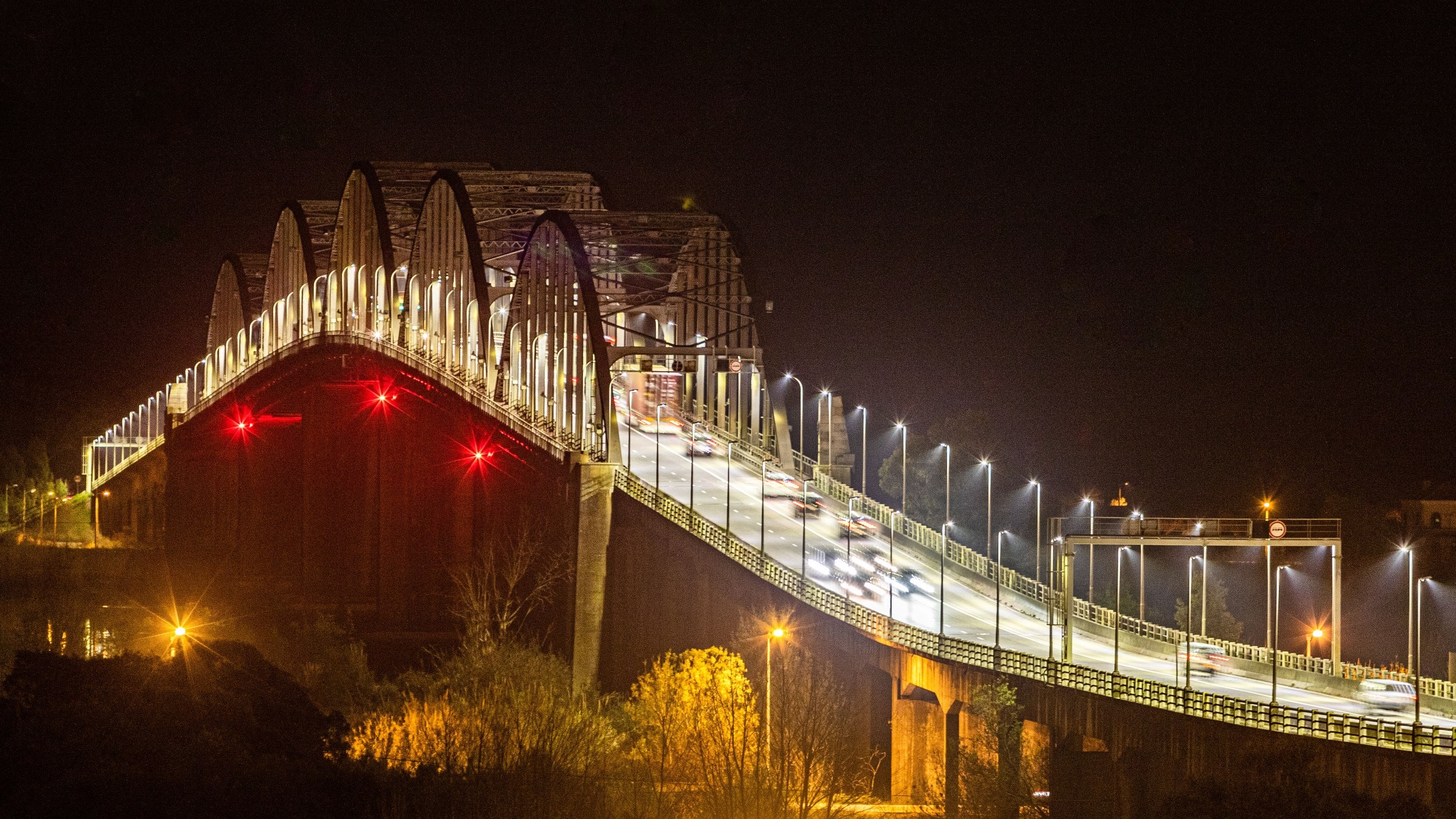 Concluída a iluminação rodoviária na Ponte Marechal Carmona 