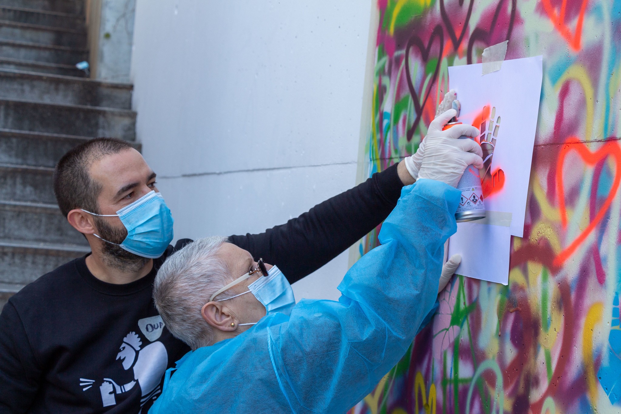 Seniores põem “mãos na lata” e decoram muro no Bom Sucesso