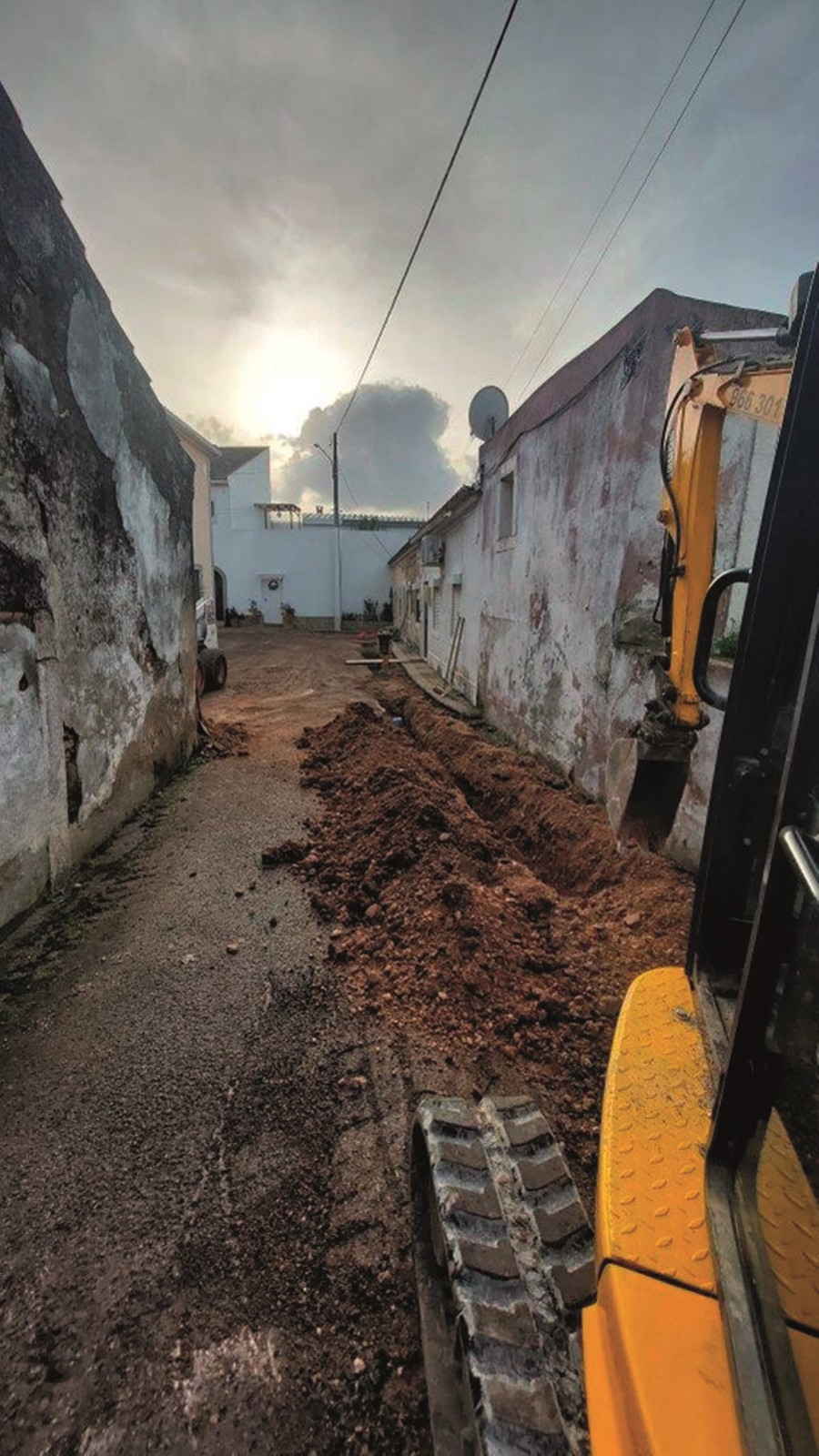 Remodelação da Rede de Abastecimento de Água e Saneamento nas Ruas 5 de Outubro, 28 de Setembro e...