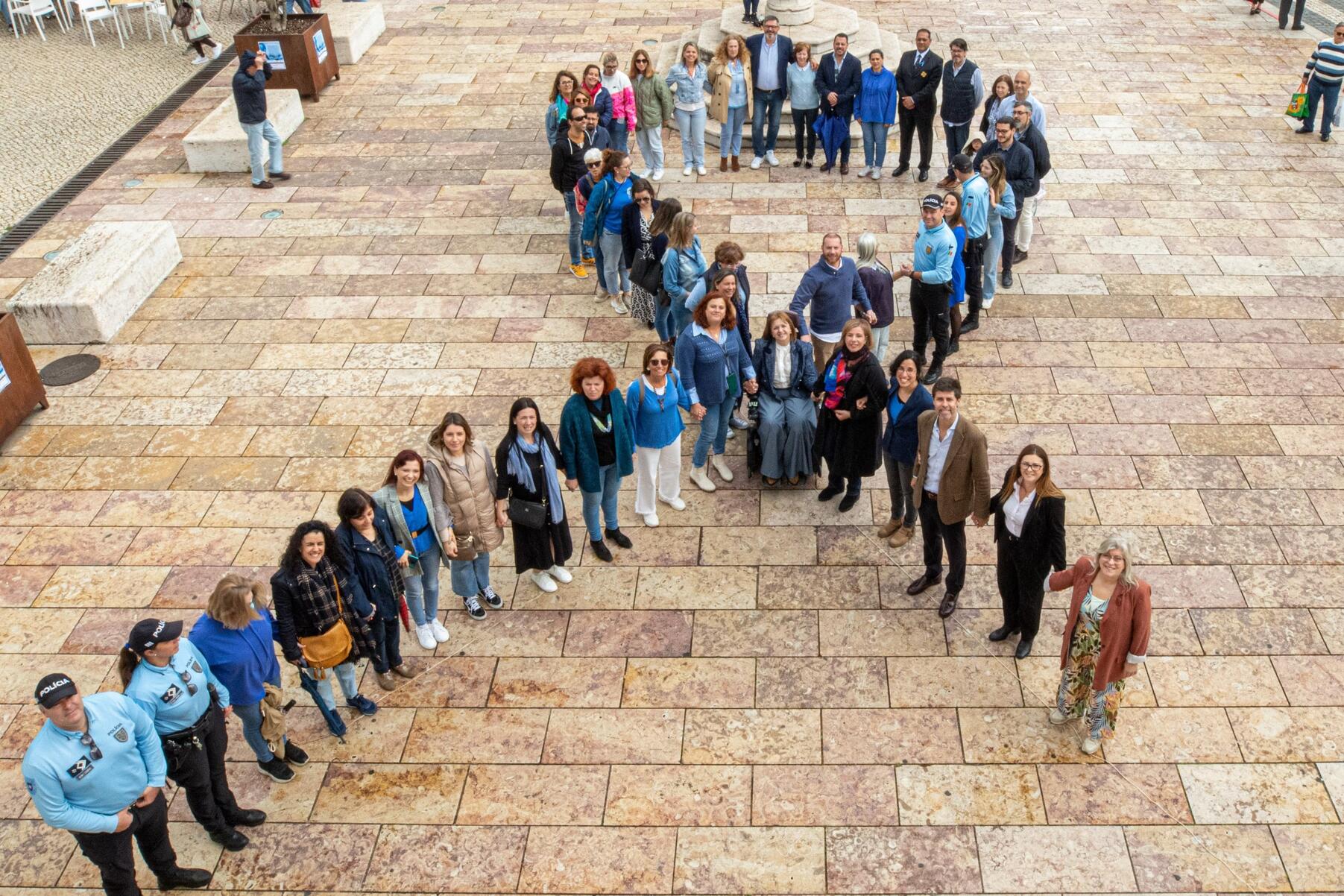 Laço azul humano apela à prevenção, proteção e denúncia