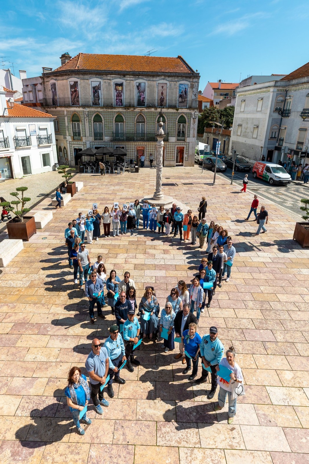 Laço Humano Azul para sensibilizar para os Maus-Tratos na Infância