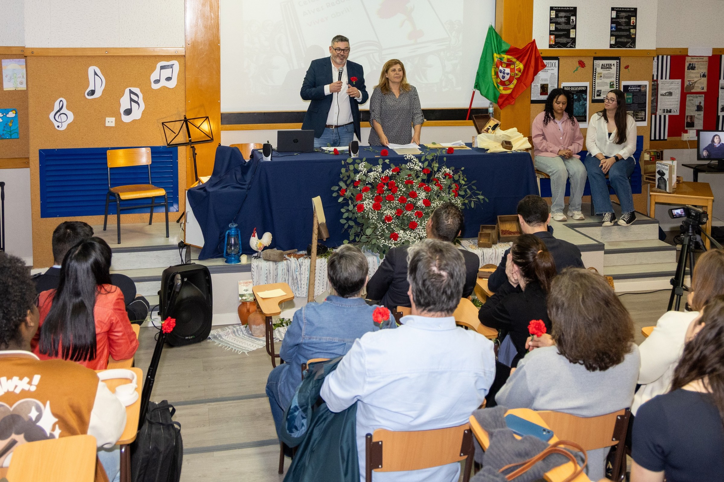 Mural Comemorativo dos 50 anos do “25 de Abril” inaugurado na Escola Alves Redol