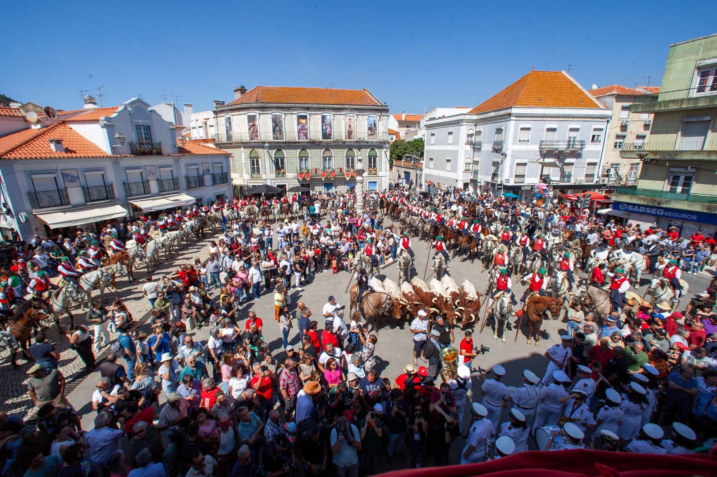 Festa do Colete Encarnado reúne milhares nas ruas de Vila Franca de Xira