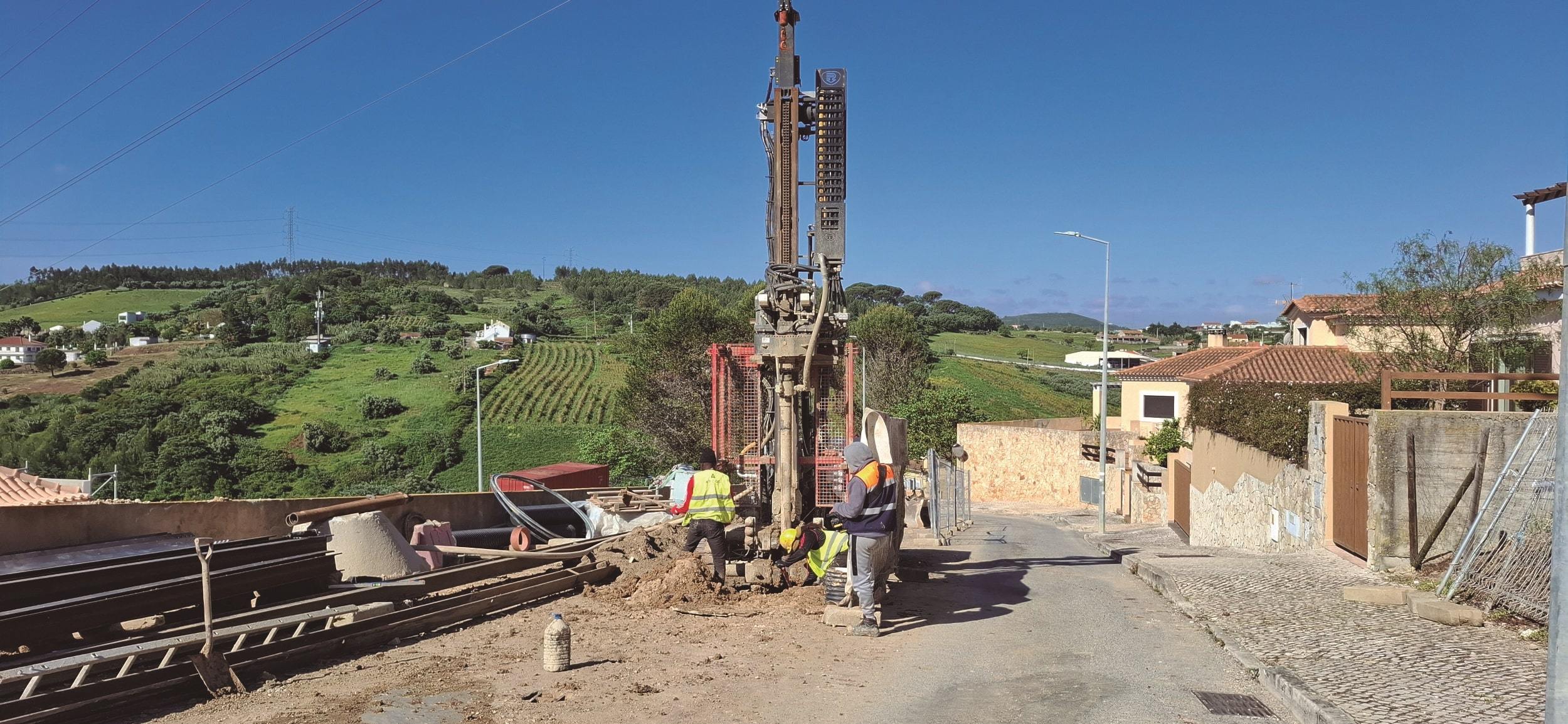 Construção de um muro de contenção na Rua Vasco Santana, Quinta da Seta, À-dos-Bispos