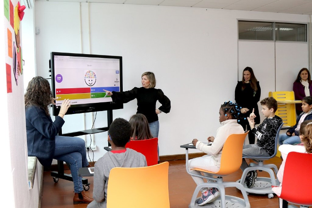 foto de interação em sala de aula