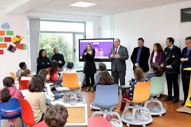 foto de interação em sala de aula